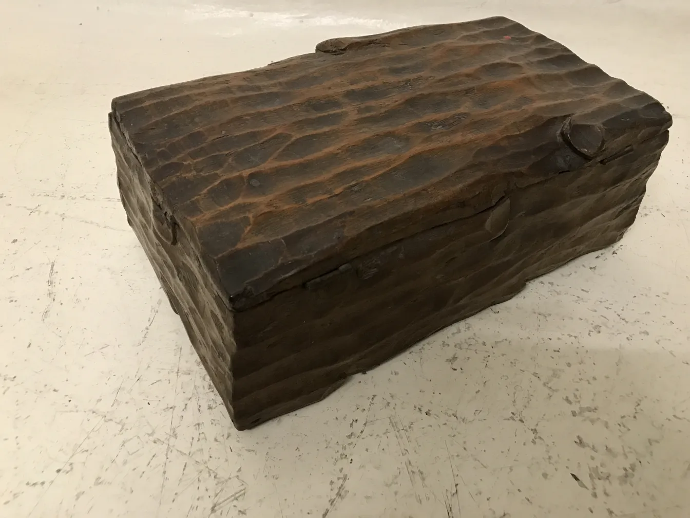 Caixa antiga de madeira com textura rústica e detalhes únicos