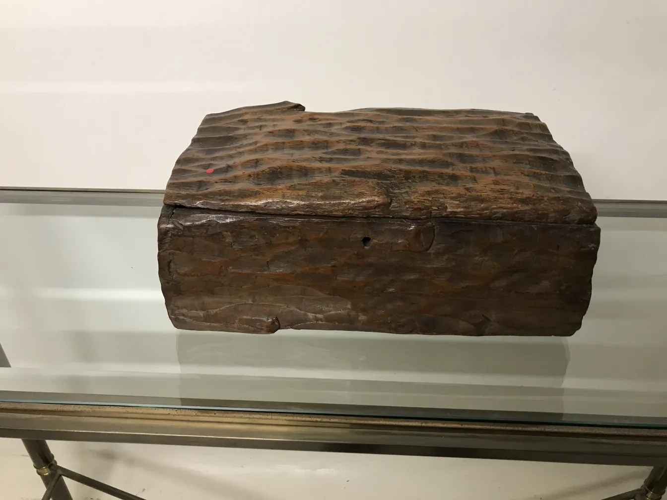 Boîte ancienne en bois avec texture unique et design rustique.