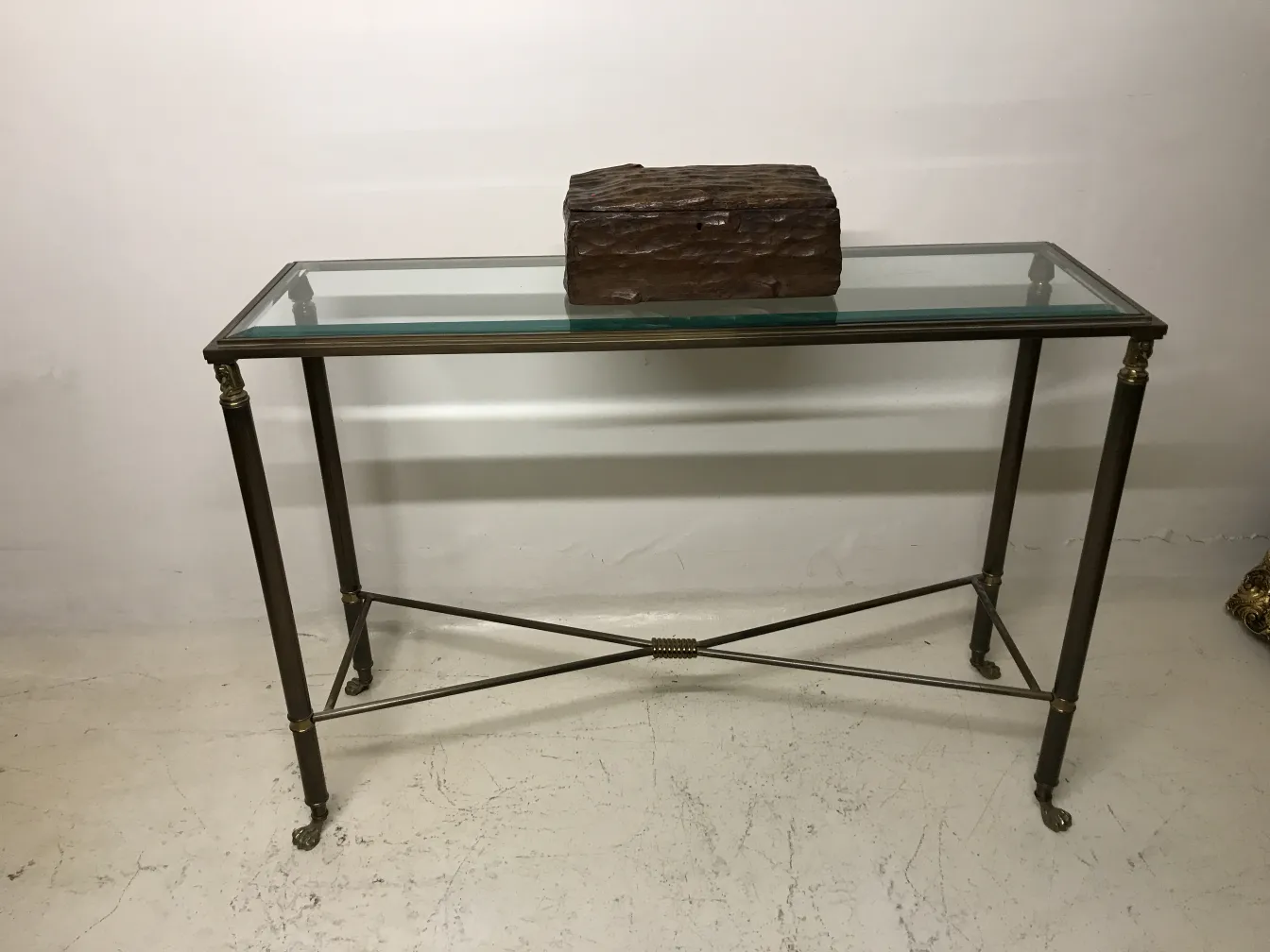 प्राचीन-चित्रित-डिब्बा एक मेज़ पर रखा गया।