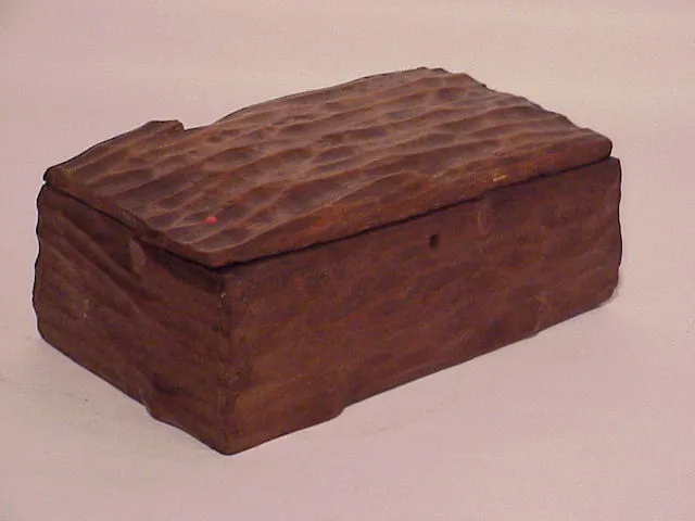 Caja antigua con textura rústica y superficie irregular