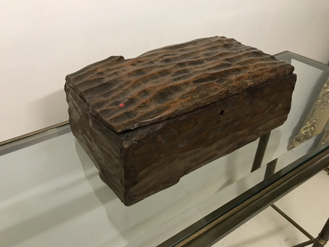 Caja antigua de madera con textura rugosa, ambiente elegante.