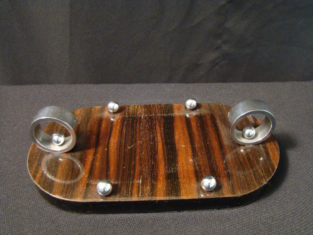 Caja antigua de diseño con ruedas de metal brillante