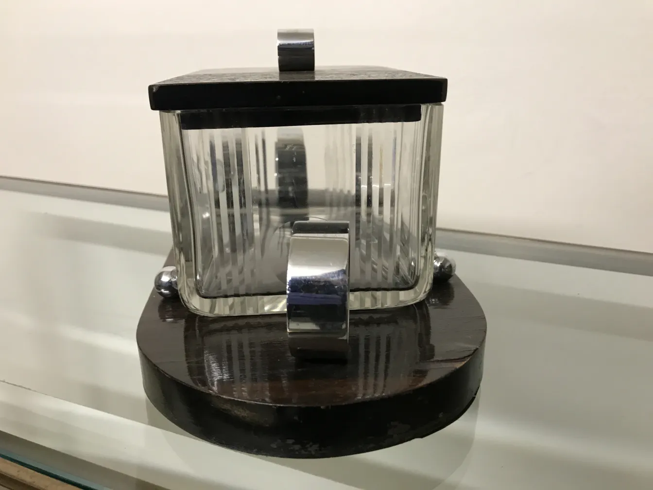 Старинная коробка со стеклянной крышкой и деревянным основанием