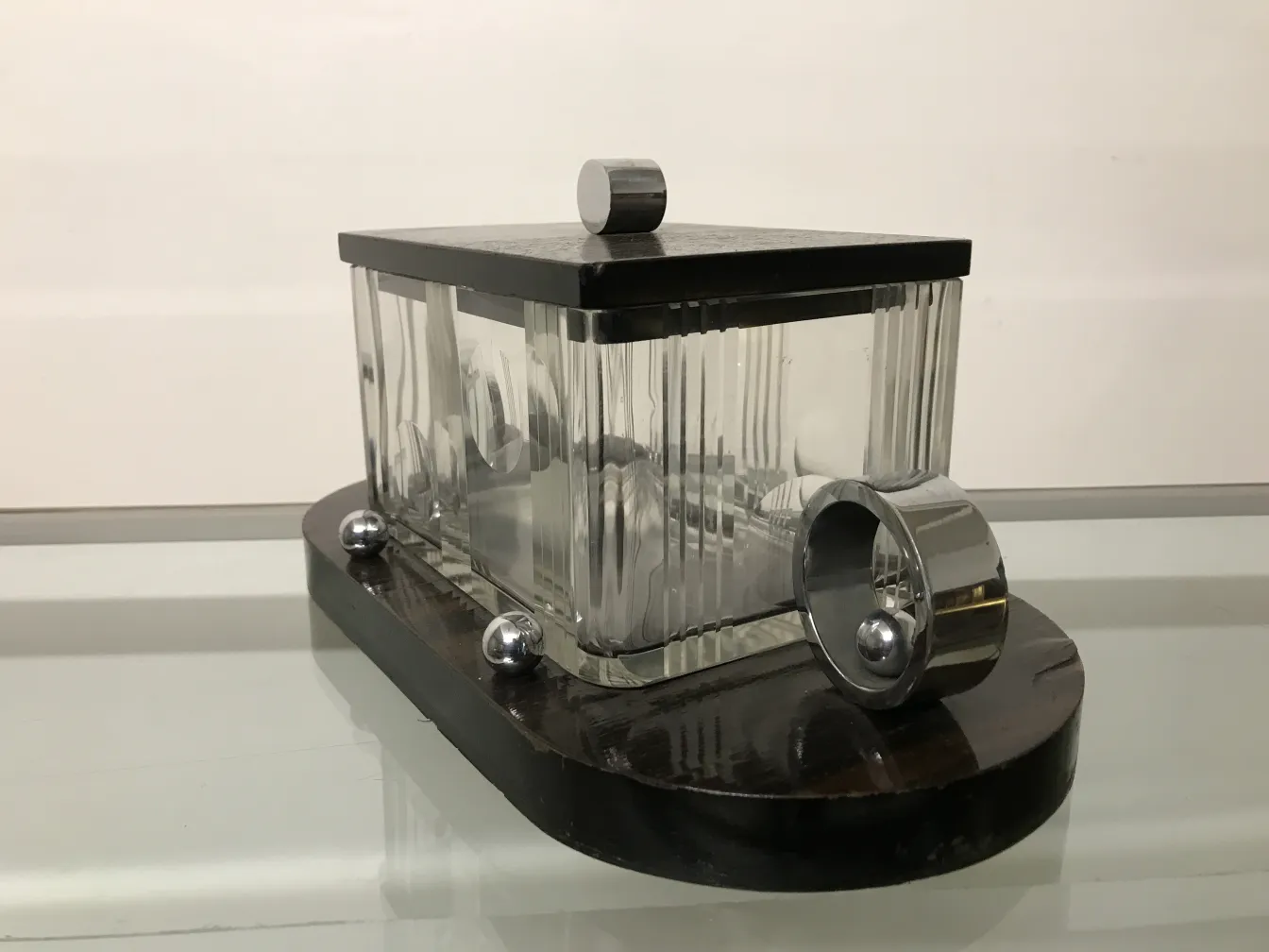 Antike Glasbox mit Deckel und solider Basis, elegantes Design.