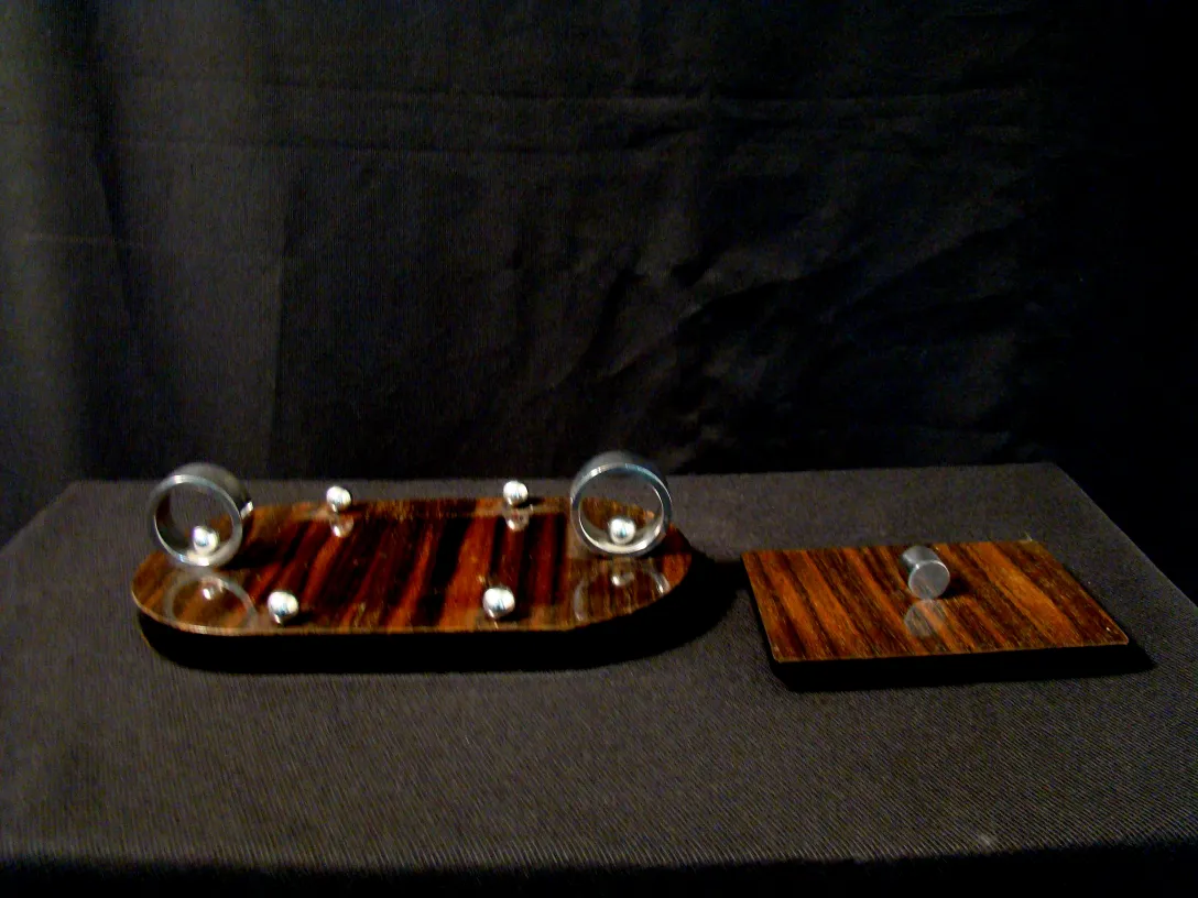 प्राचीन डिब्बा, अनोखे विवरण और अंडाकार आकार के साथ।