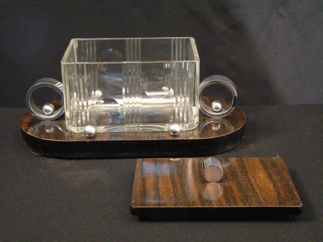 Caja antigua transparente con tapa y detalles plateados