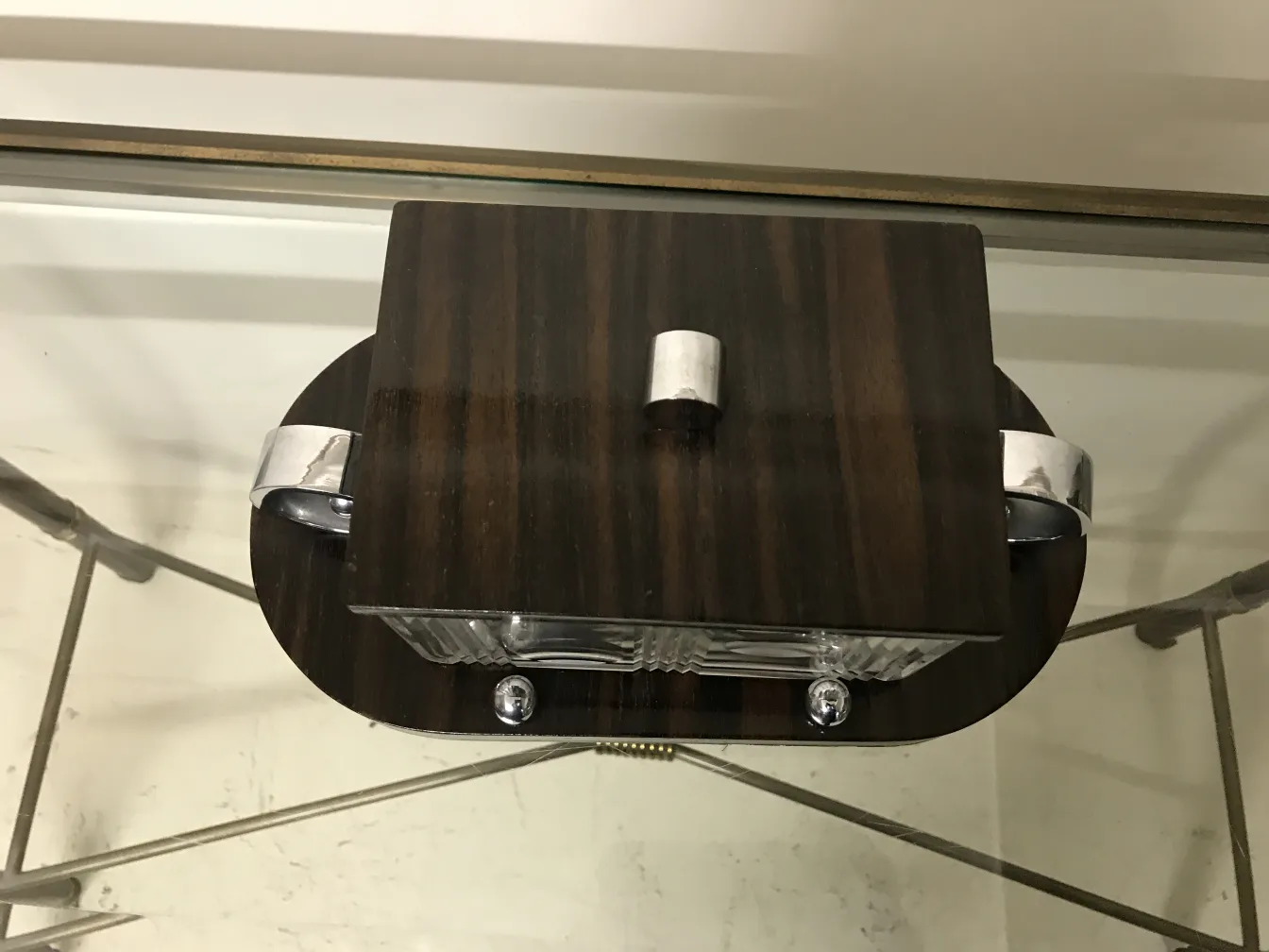 Boîte ancienne avec un couvercle en bois et des détails argentés.