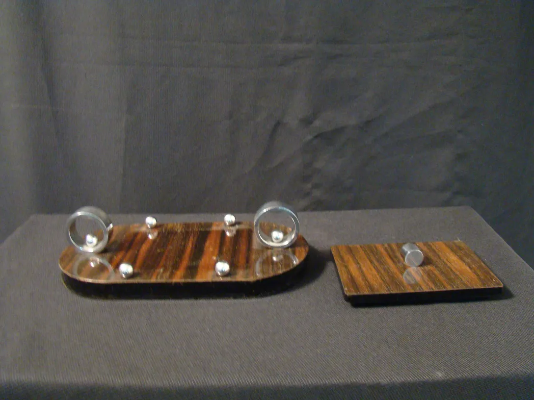 Caja antigua con accesorios y detalles metálicos.