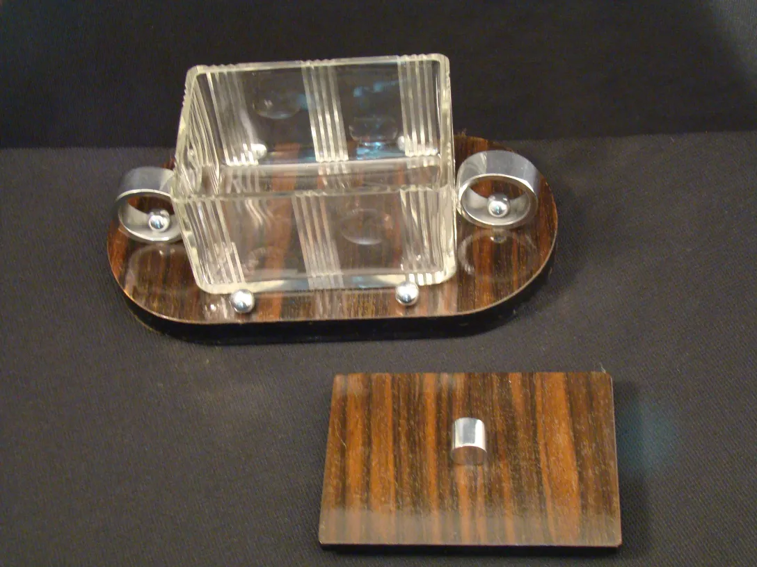 Antike Acrylbox mit Holzbasis, elegant und funktional.