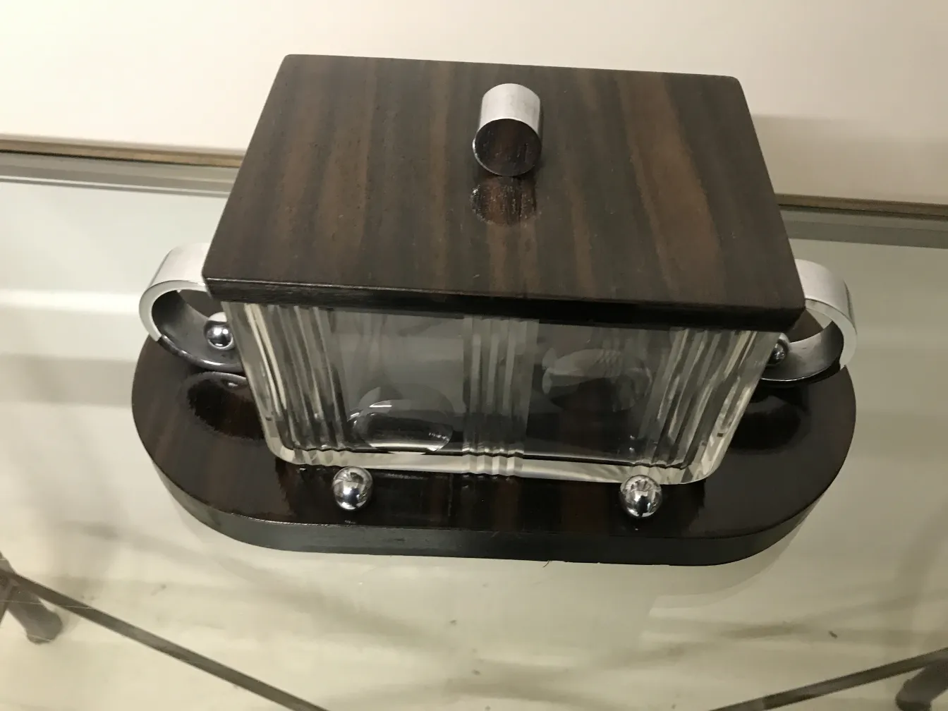 木の蓋とガラス製の基部がある古い箱。