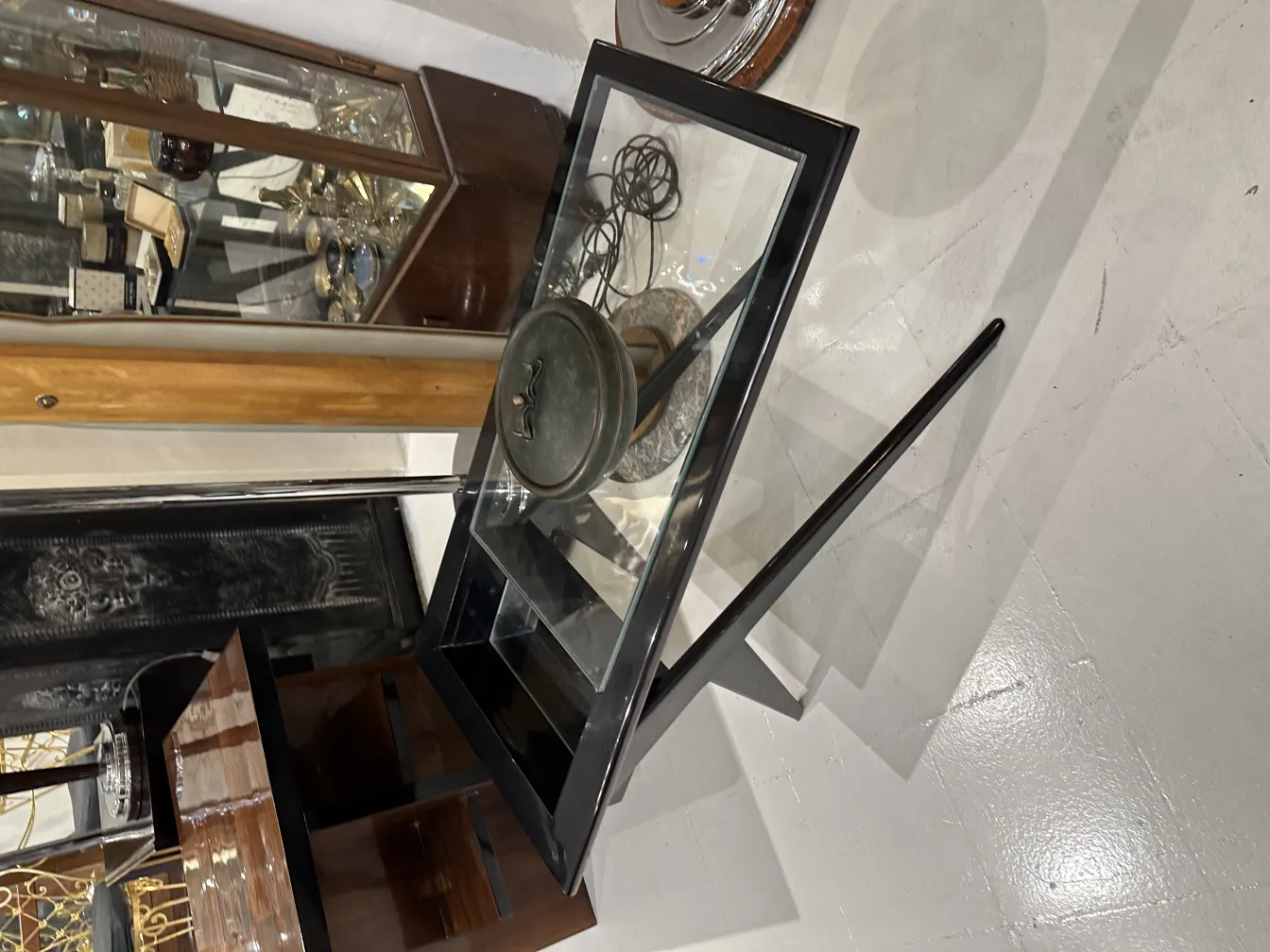 Caja antigua de colección expuesta en una vitrina.