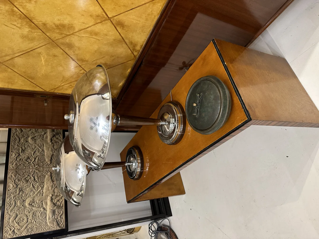 Boîte ancienne décorative avec fond en bois.