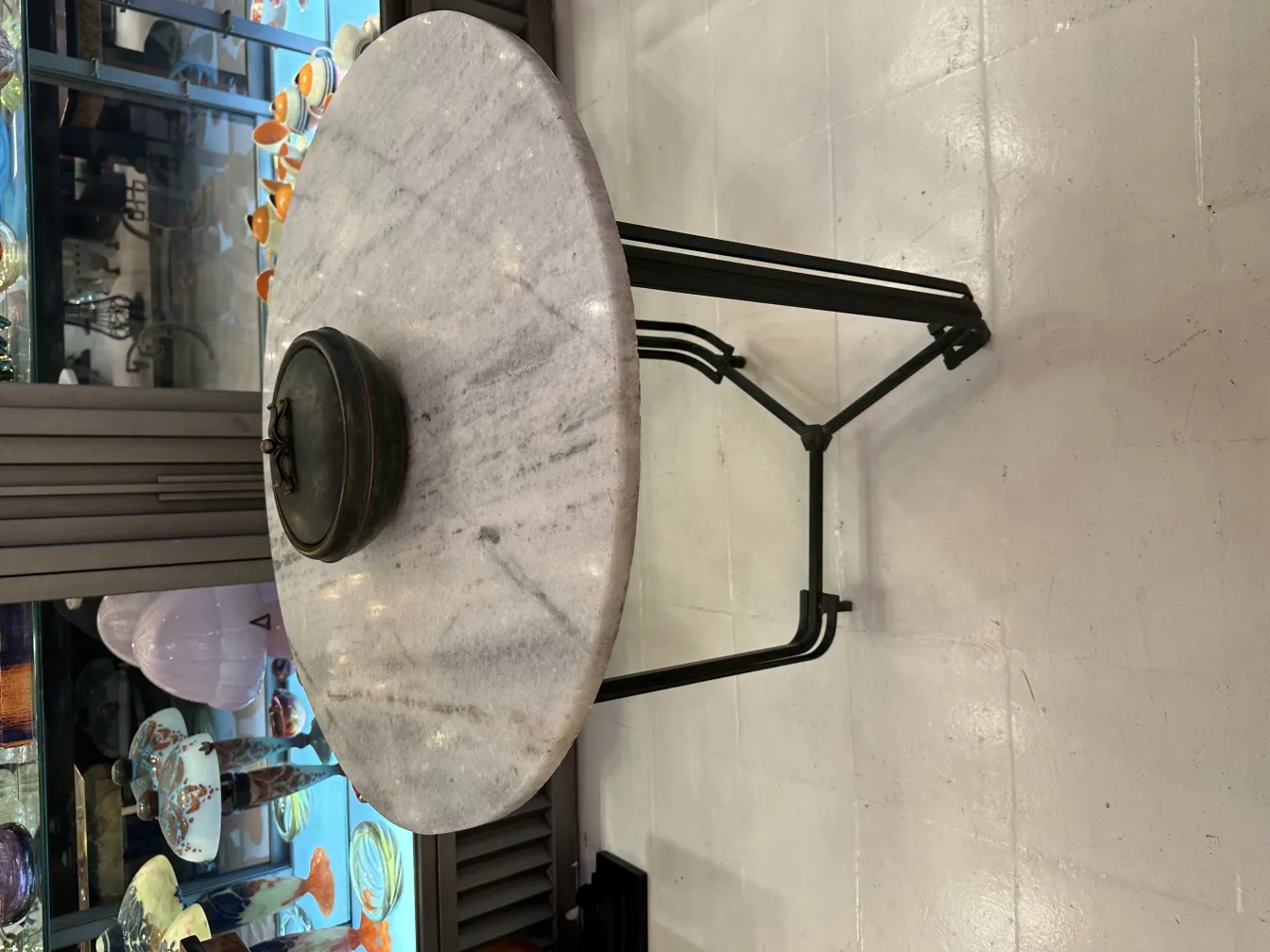 Boîte ancienne au design rond sur une table en marbre.