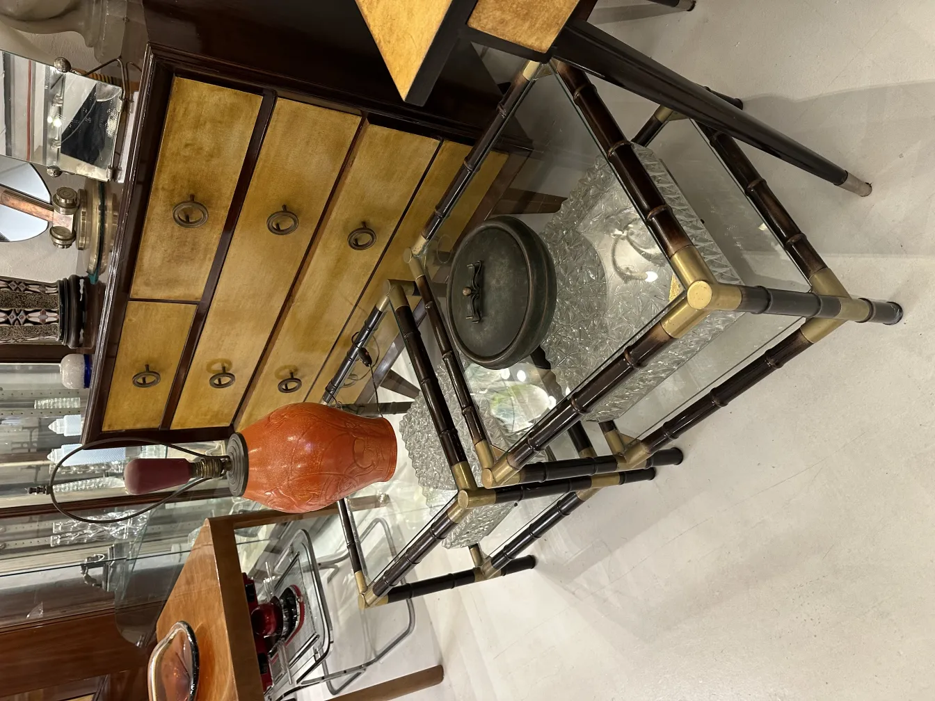 Boîte ancienne décorative dans un cadre élégant.