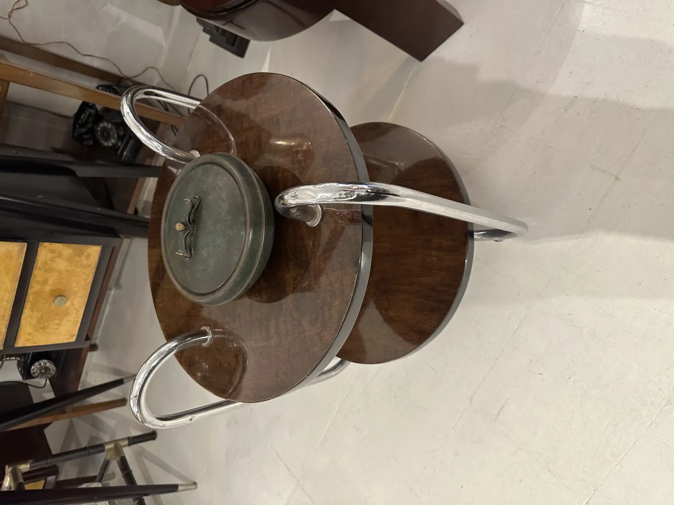 Caja antigua con tapa en un entorno de antigüedades