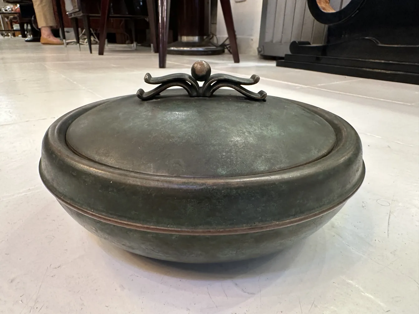 Scatola antica decorativa con coperchio a design classico in un ambiente vintage.