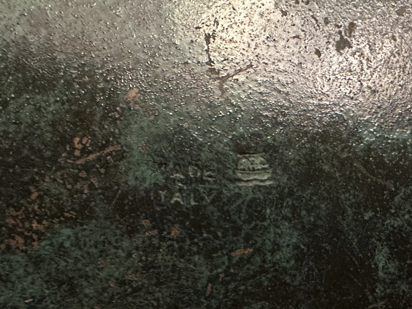 Scatola antica artigianale con rilievo sottile