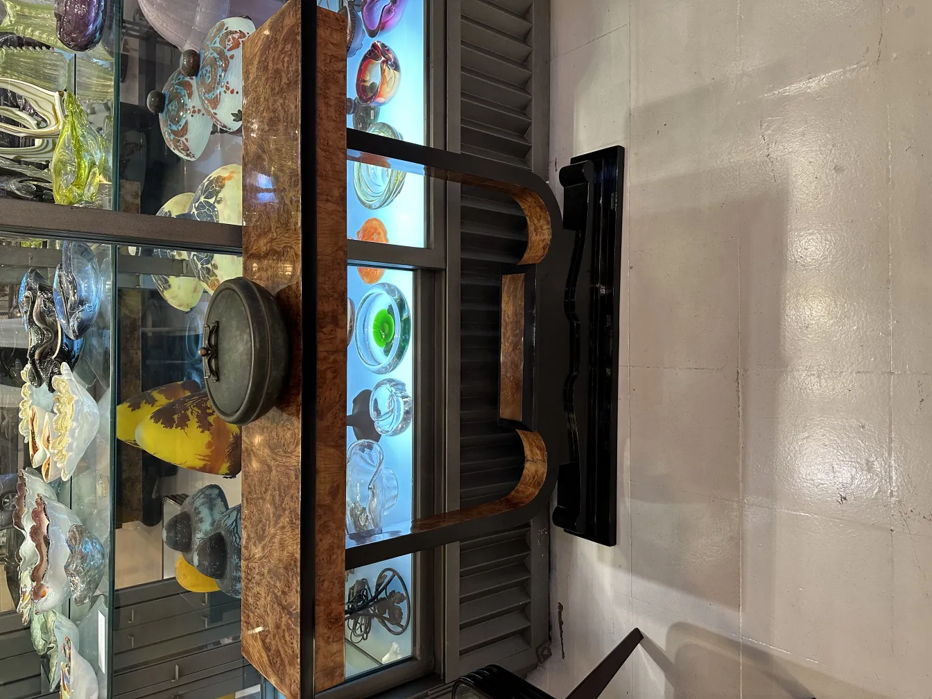 Boîte antique avec des détails dans un cadre élégant et des vitrines décorées.