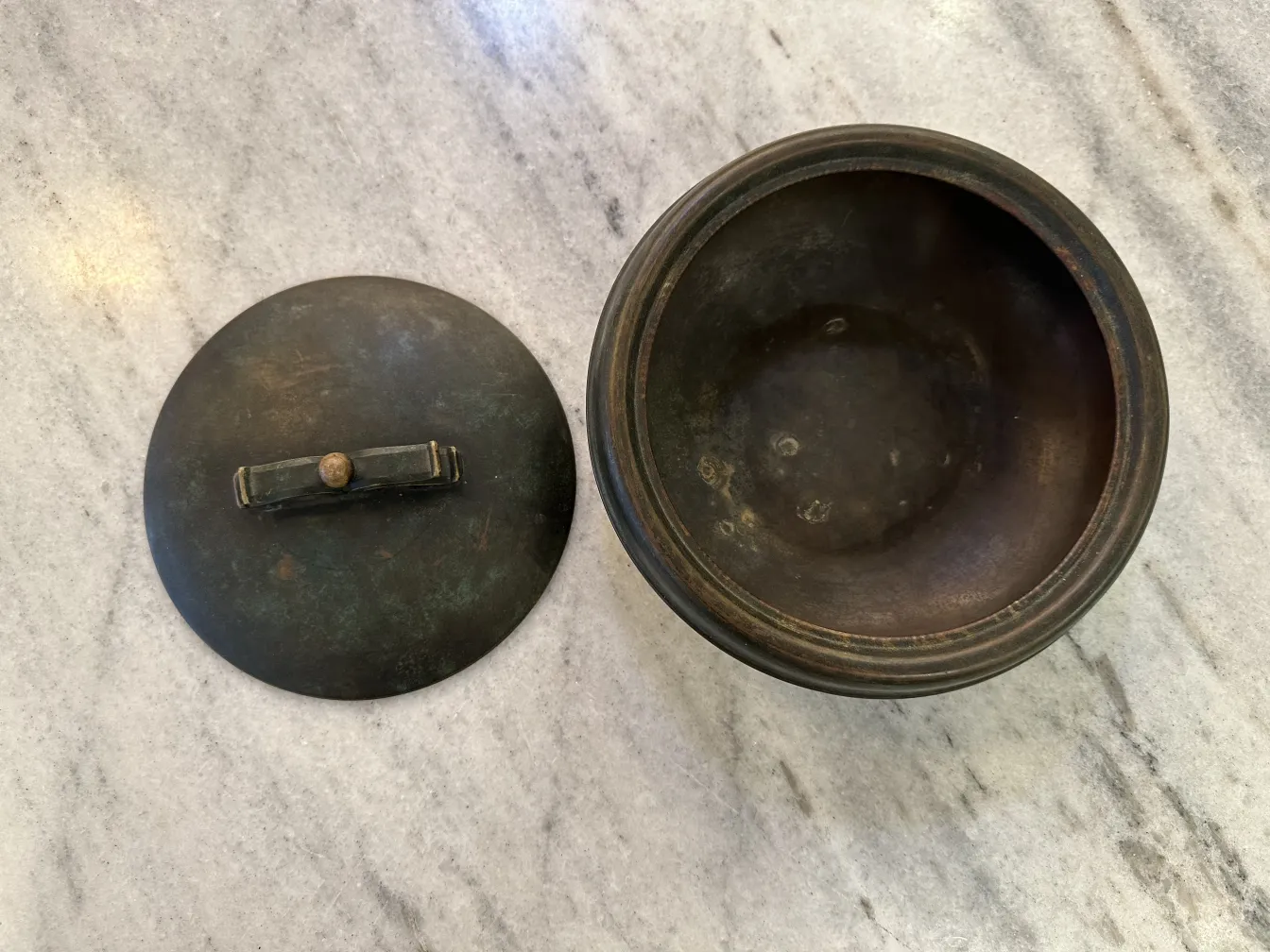 Boîte ancienne en métal avec couvercle, style classique.