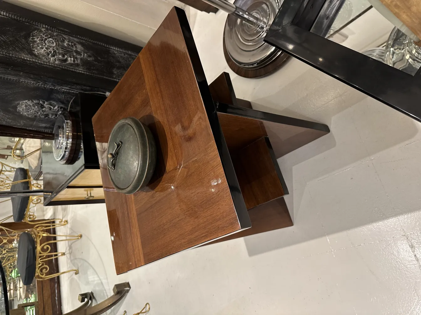 Boîte ancienne en bois avec couvercle et design classique