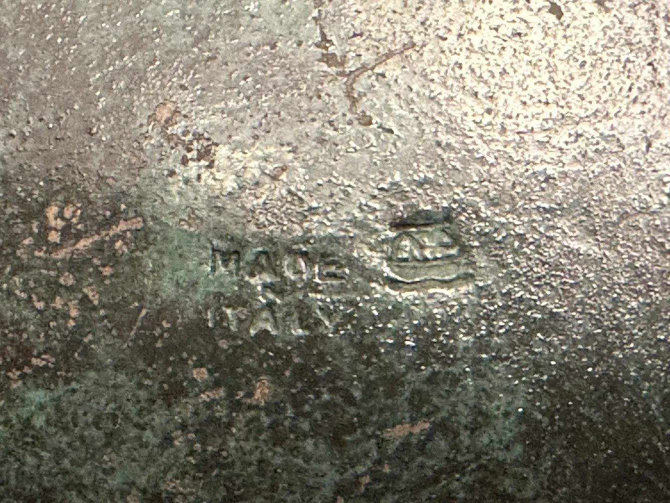 Details einer antiken Kiste mit Inschriften aus Italien.