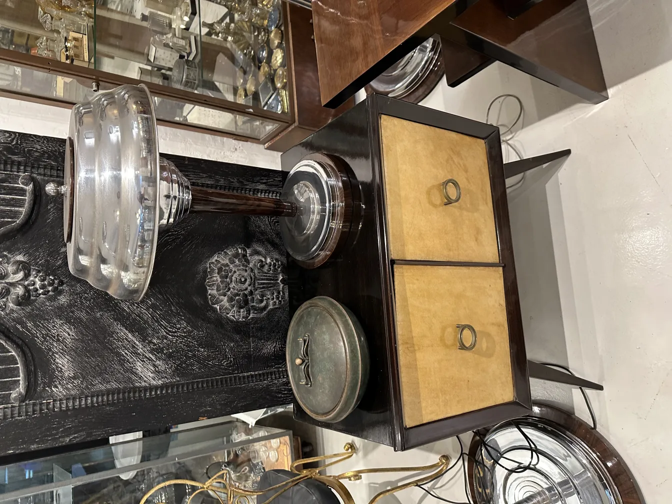 صندوق خشبي قديم مع قسمين في بيئة قديمة