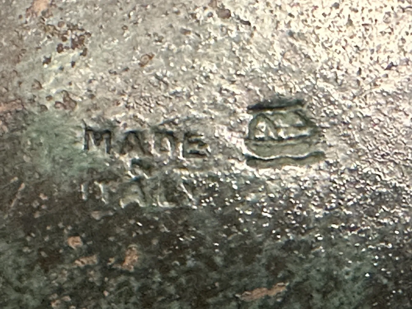 Boîte ancienne avec la marque 'made in italy'.