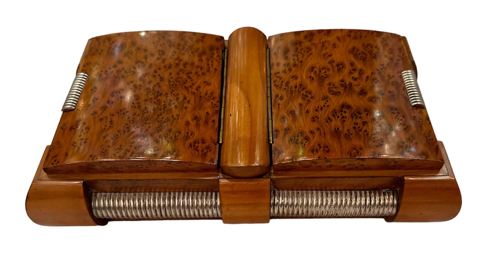 Boîte antique en bois avec détails ornés et fermoir