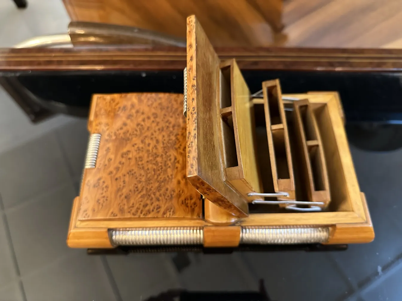 Scatola antica in legno con sezioni interne, design elegante.