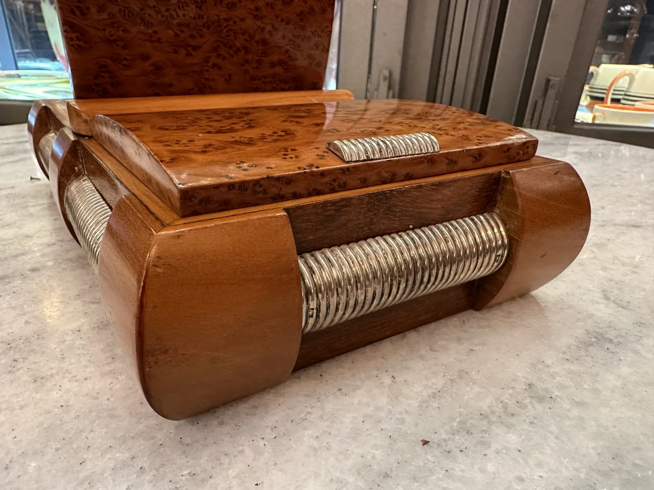 Boîte ancienne avec une finition brillante et un design élégant dans un cadre accueillant.