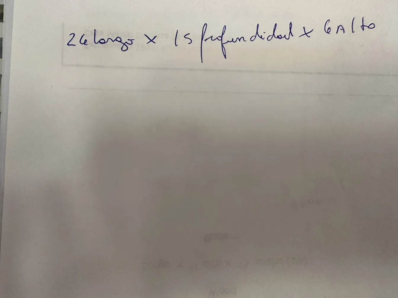 Caixa antiga com medidas escritas à mão, fundo branco.