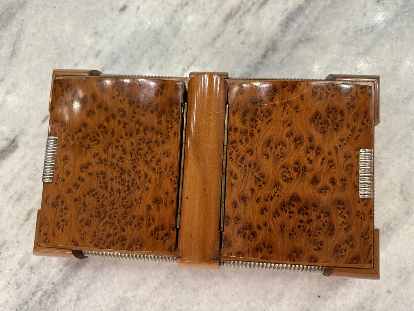 Alte Holzkiste mit eleganten Details