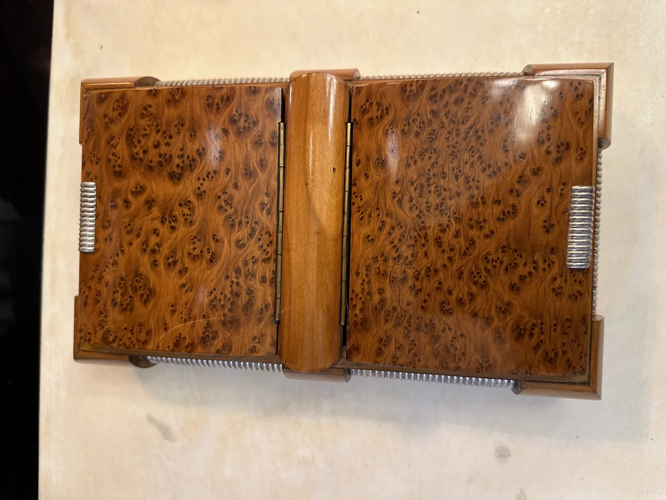 Caja antigua de madera con detalles finos y aspecto vintage.