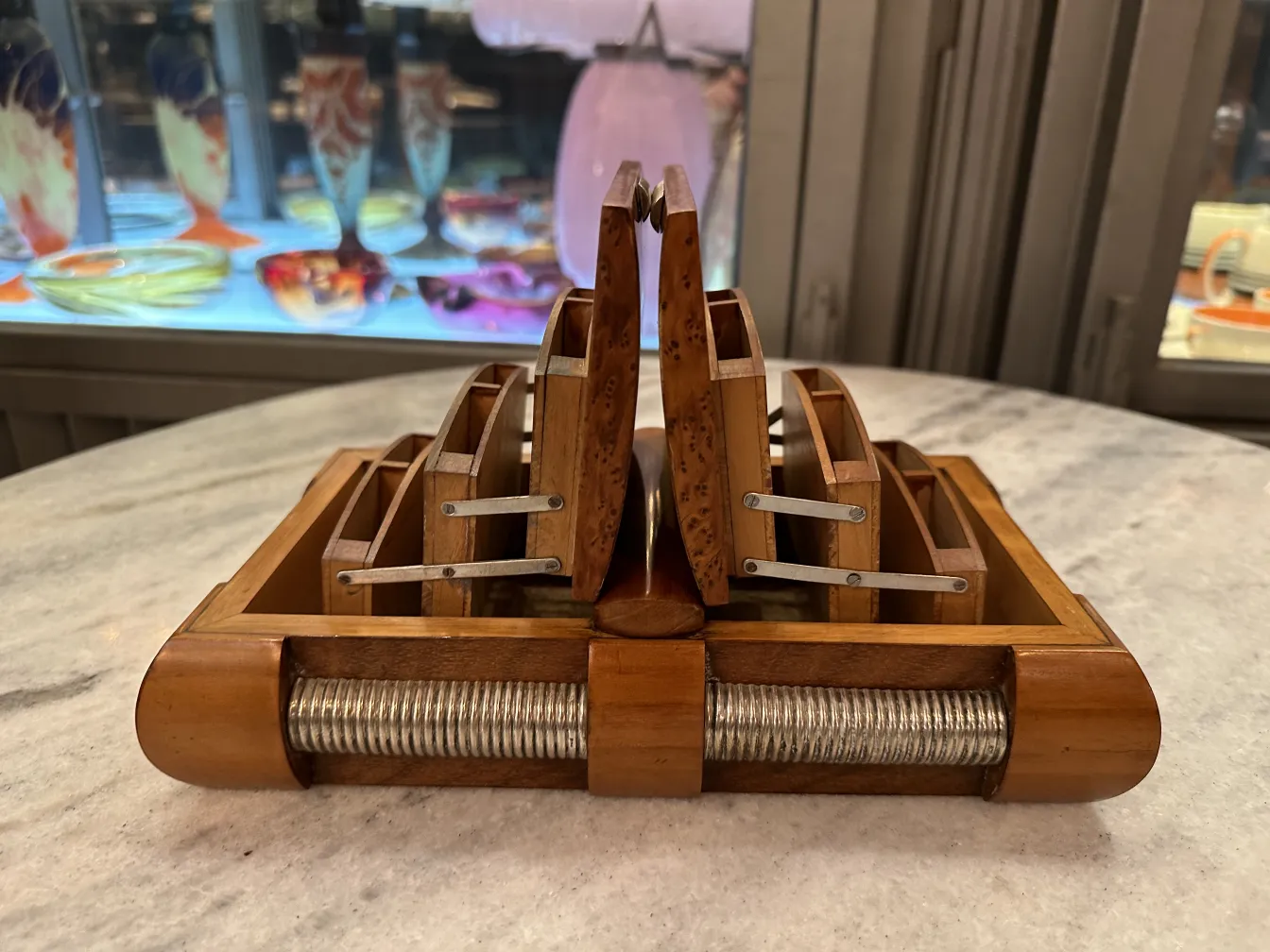 古い木製の箱、複数のコンパートメント付き