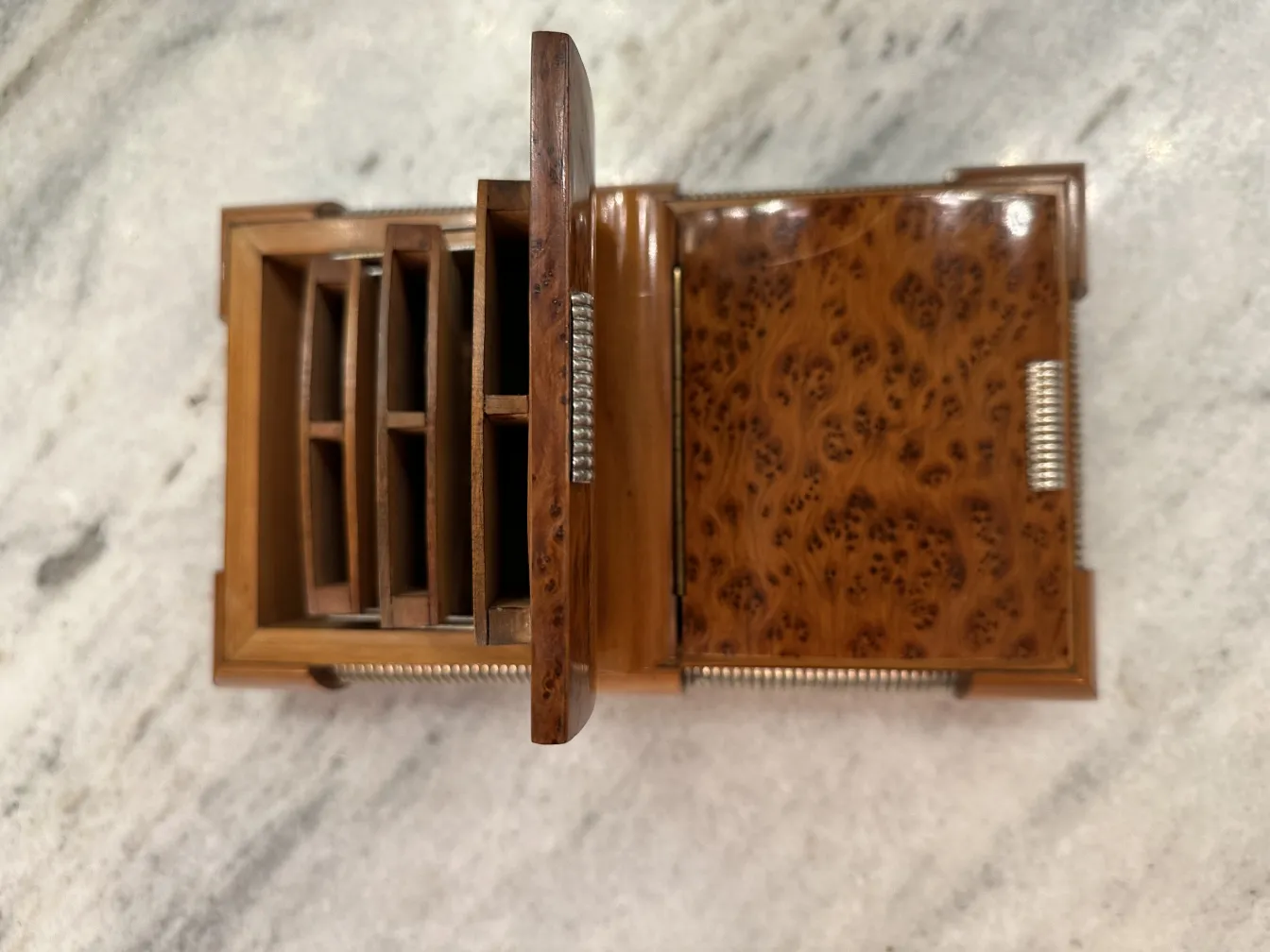 Caja antigua de madera con divisiones interiores