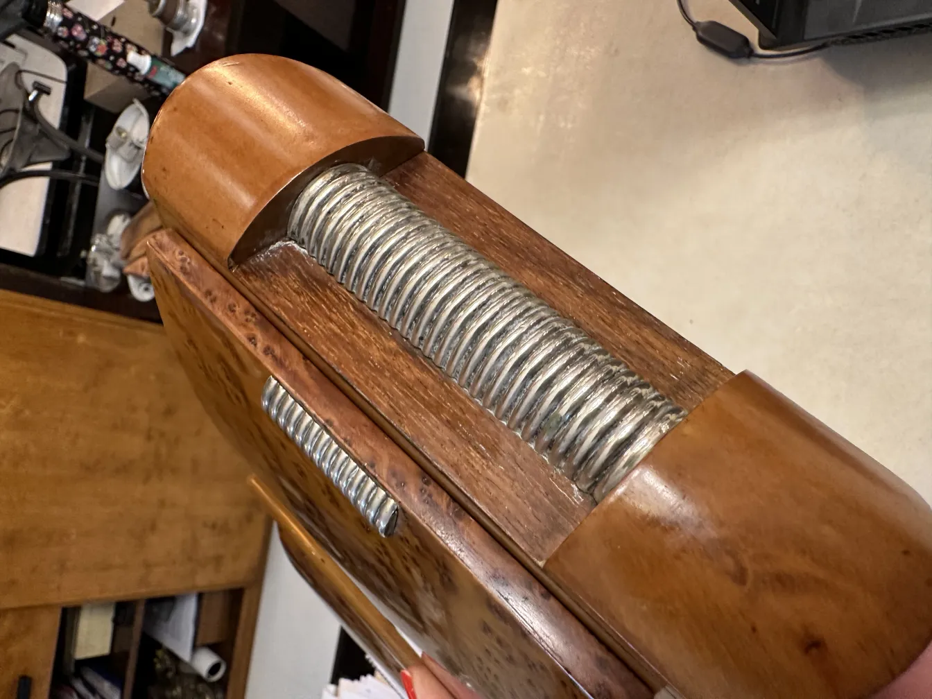 antike Kiste mit einzigartigem Design und sichtbarem Schraubmechanismus