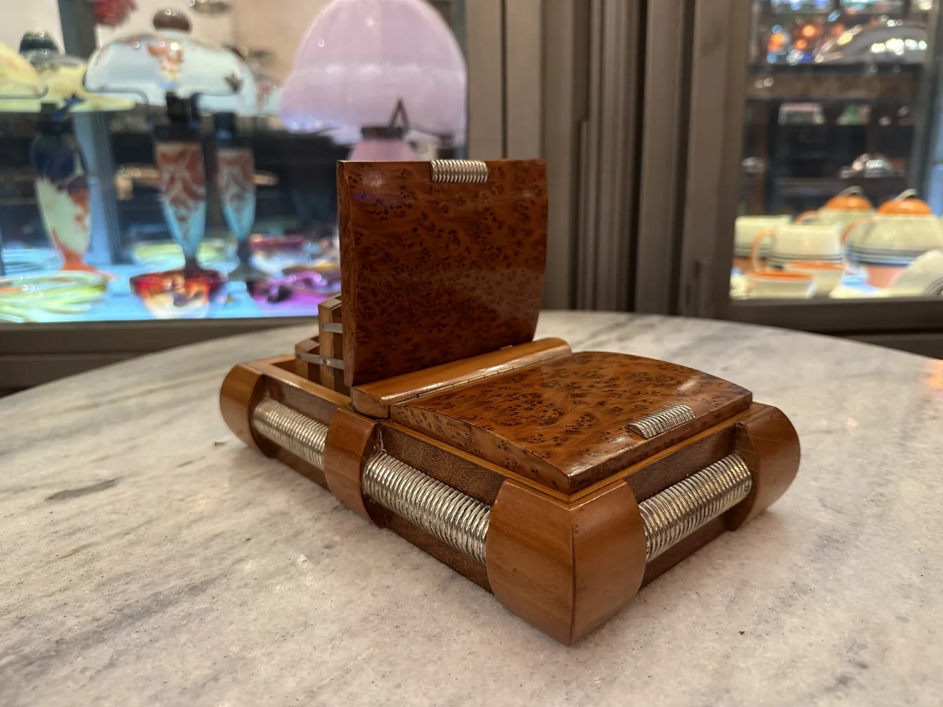 Scatola antica in legno con dettagli metallici, pezzo decorativo.