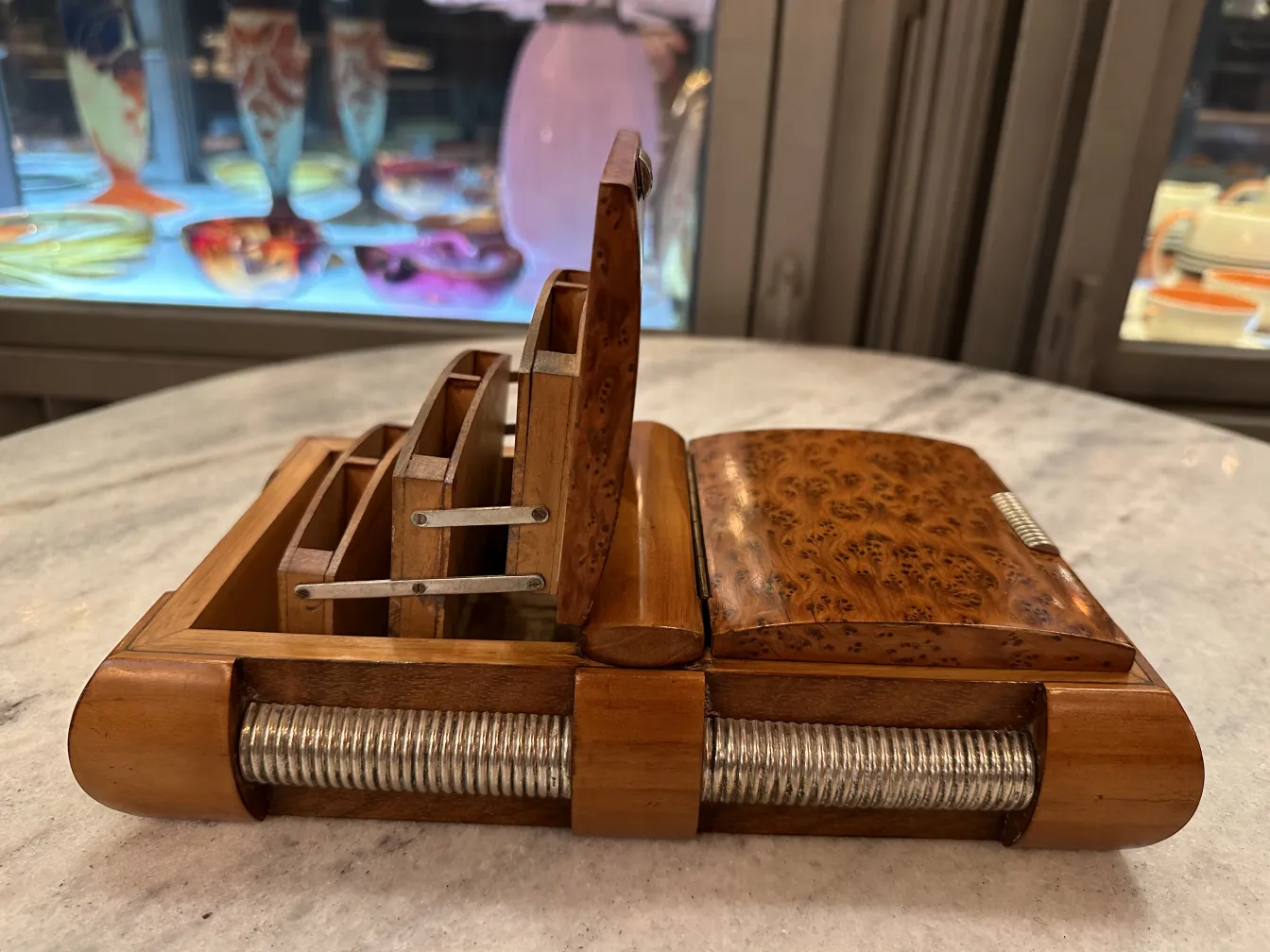 Caja antigua de madera con compartimentos y detalles decorativos.