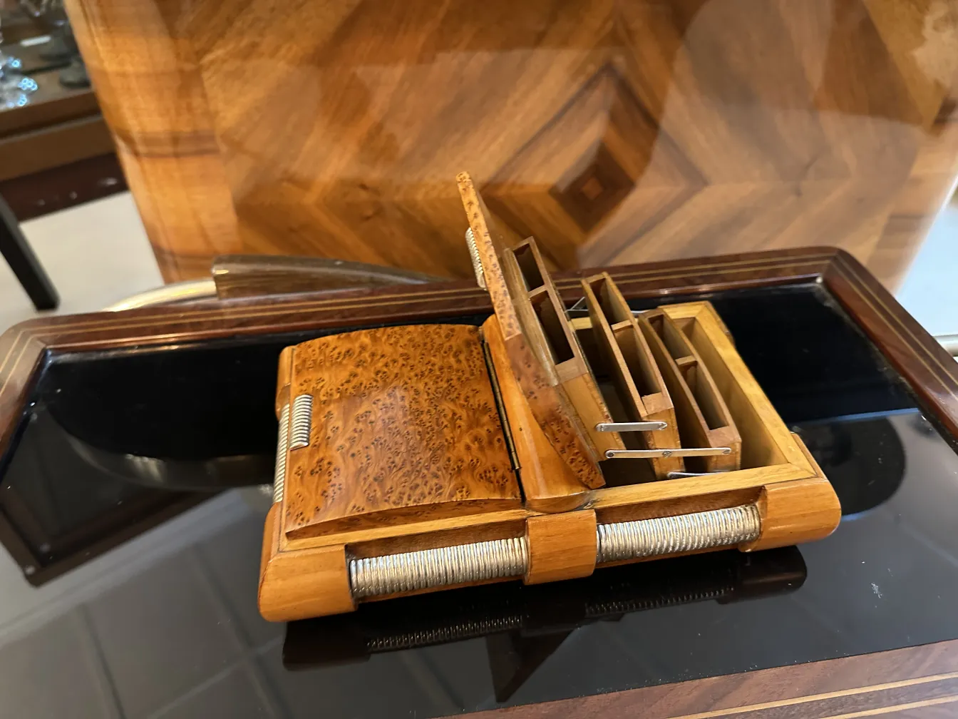 صندوق خشبي قديم مع فواصل داخلية