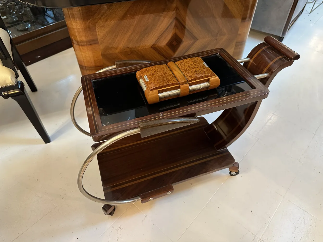 Caixa antiga de madeira em carrinho elegante com rodas