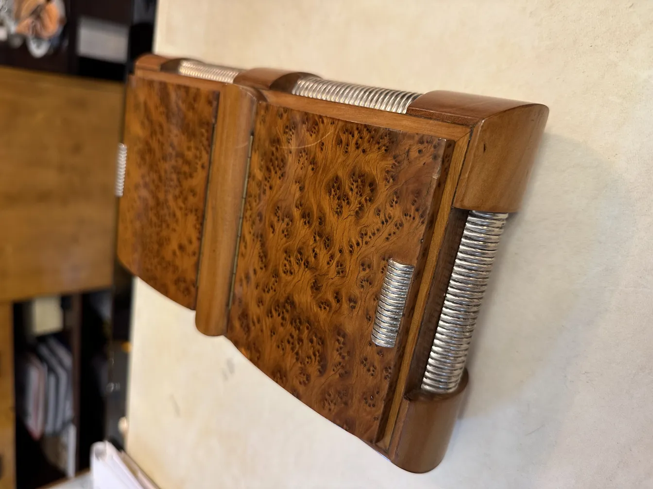 Boîte en bois ancienne avec détails décoratifs et texture.