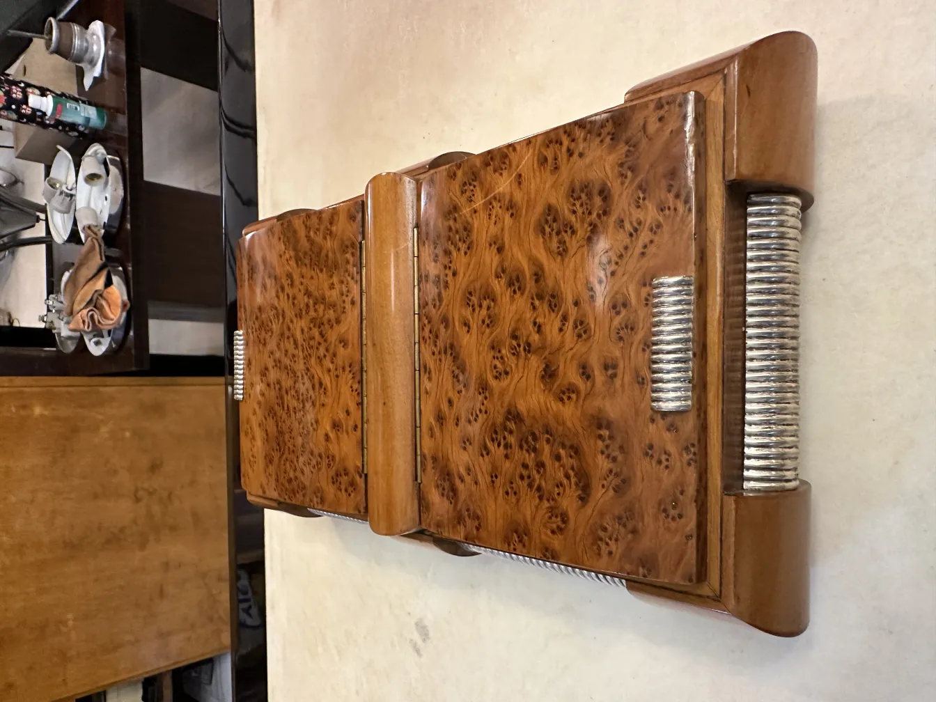 Caixa antiga de madeira com detalhes em metal em um ambiente agradável