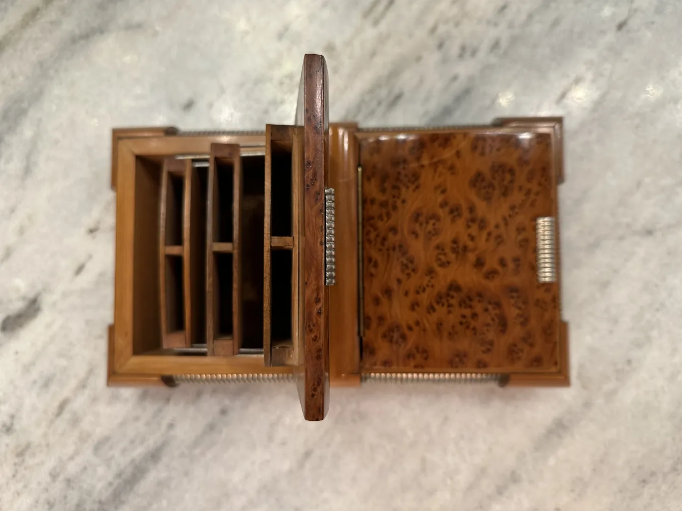 Scatola antica in legno con divisori interni, stile classico.