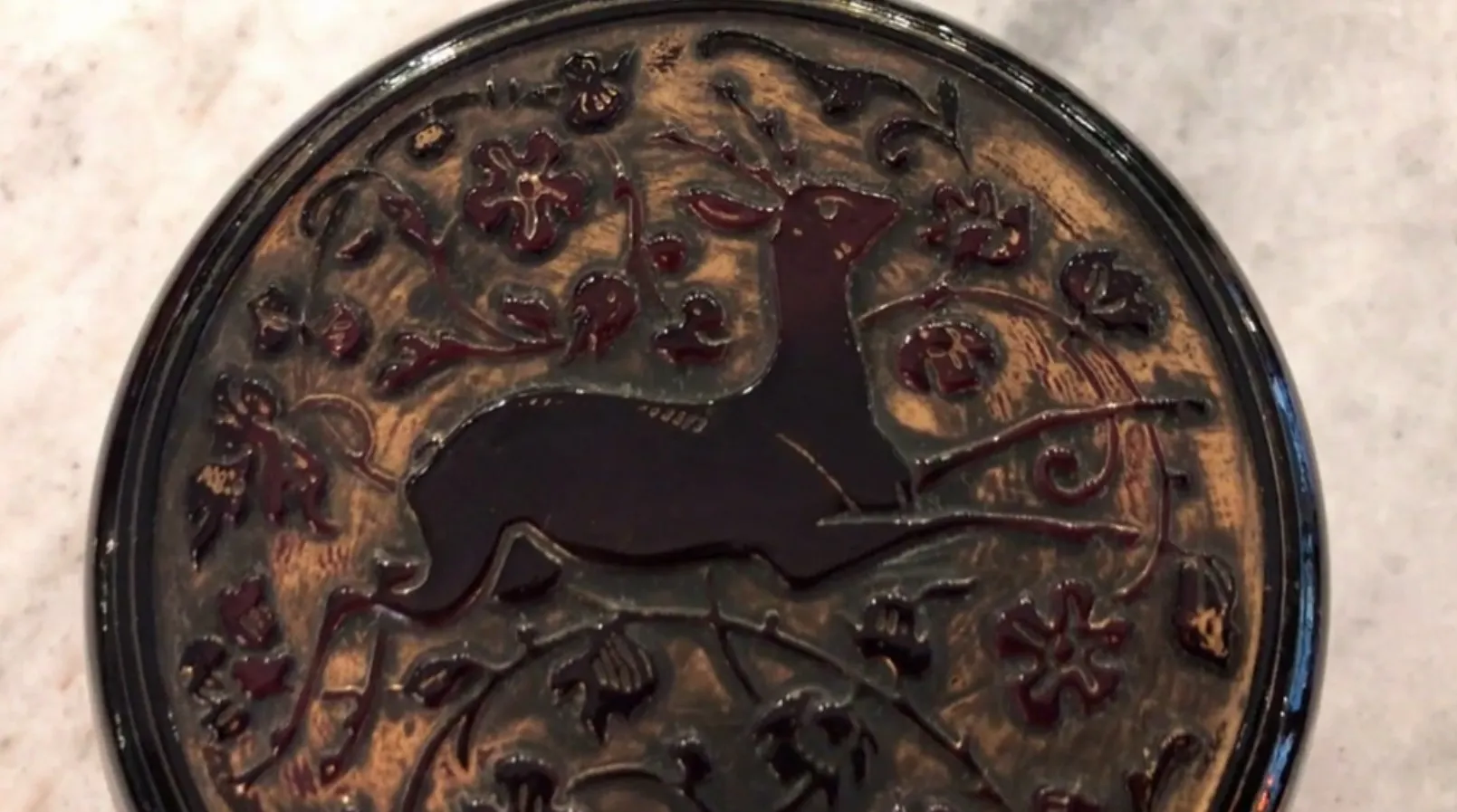 belle boîte ancienne avec un cerf parmi des fleurs gravées