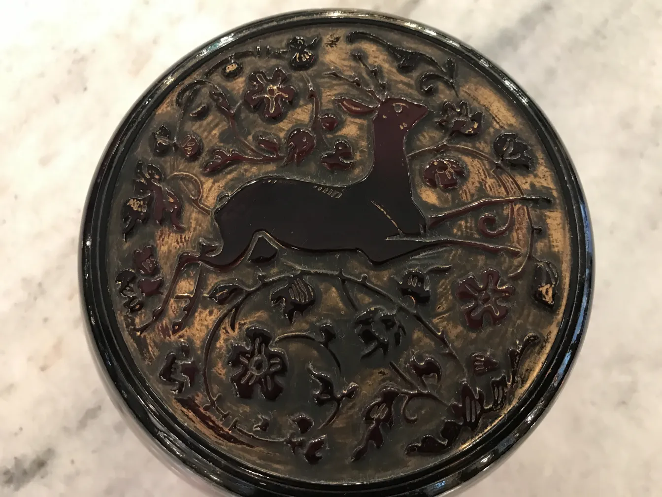 古老的箱子，上面有狗和花的雕刻