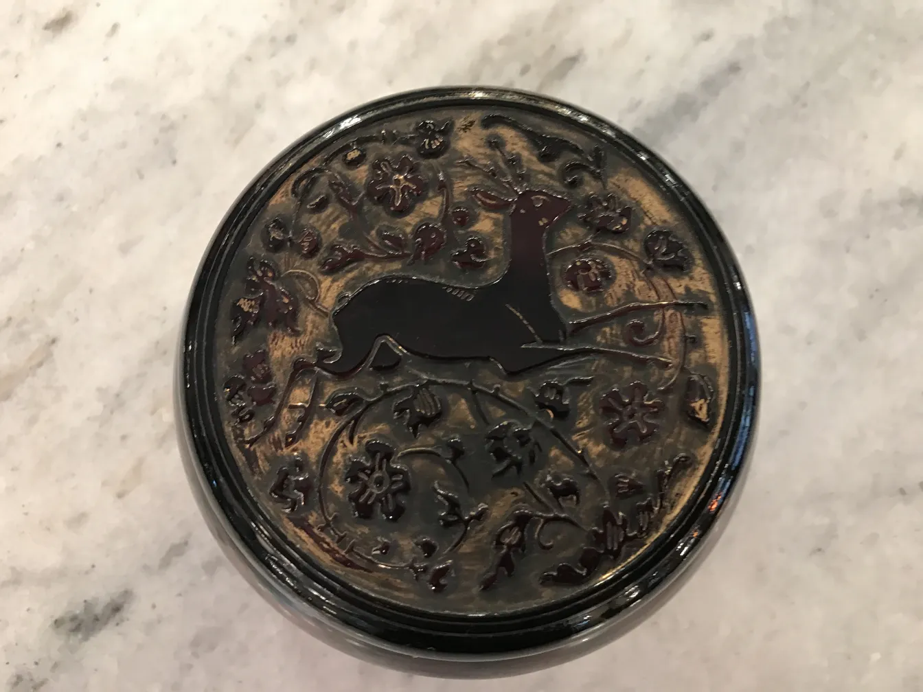 蓋に動物デザインのある丸い古い箱