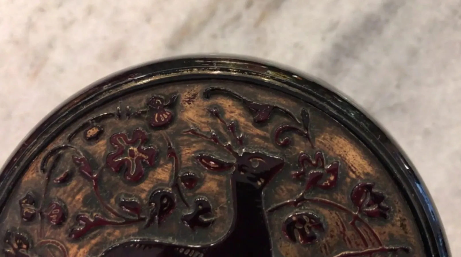 Boîte ancienne ornée de motifs floraux et design élégant.