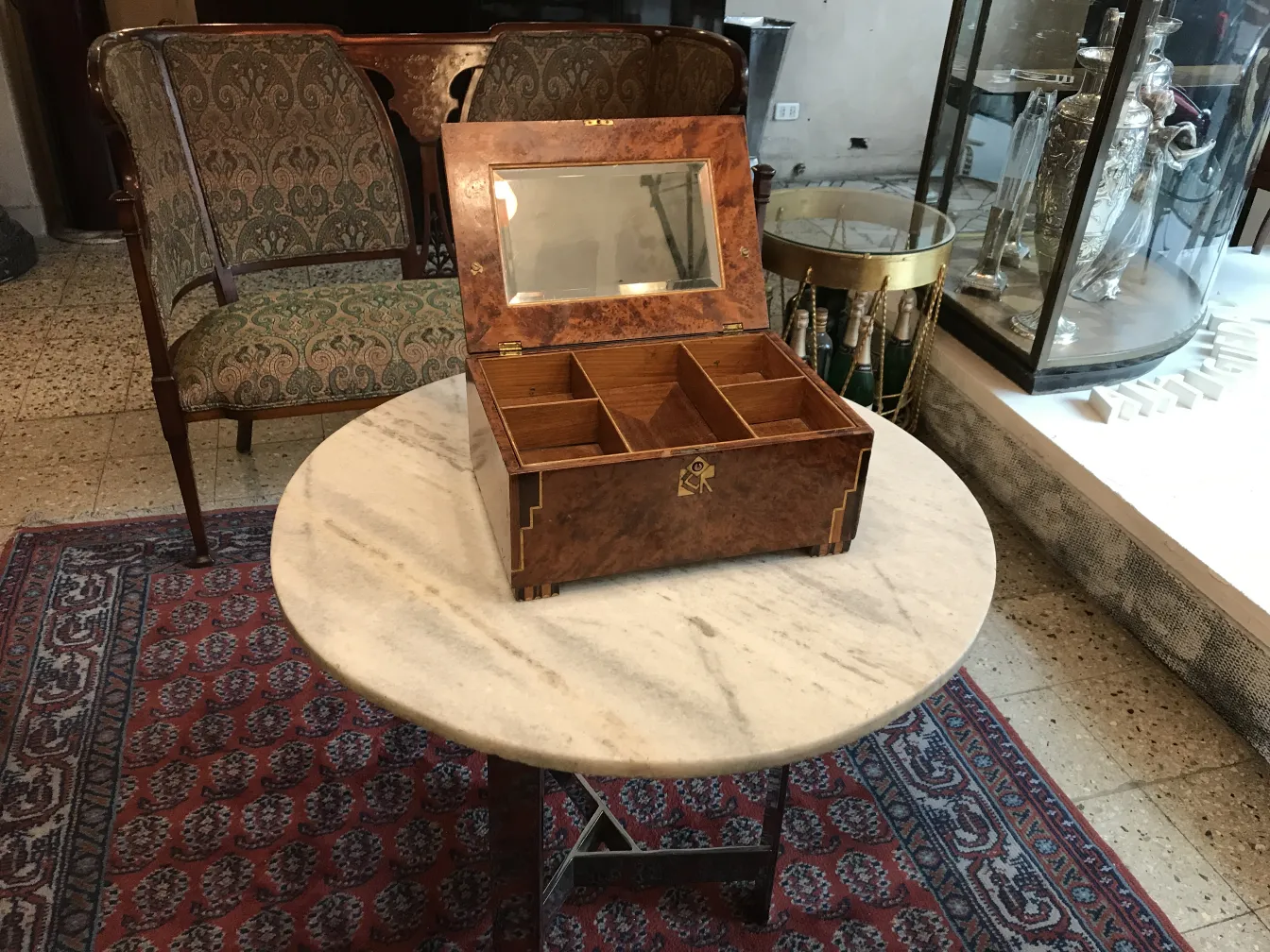 Scatola antica in legno con specchio sopra, pezzo decorativo.