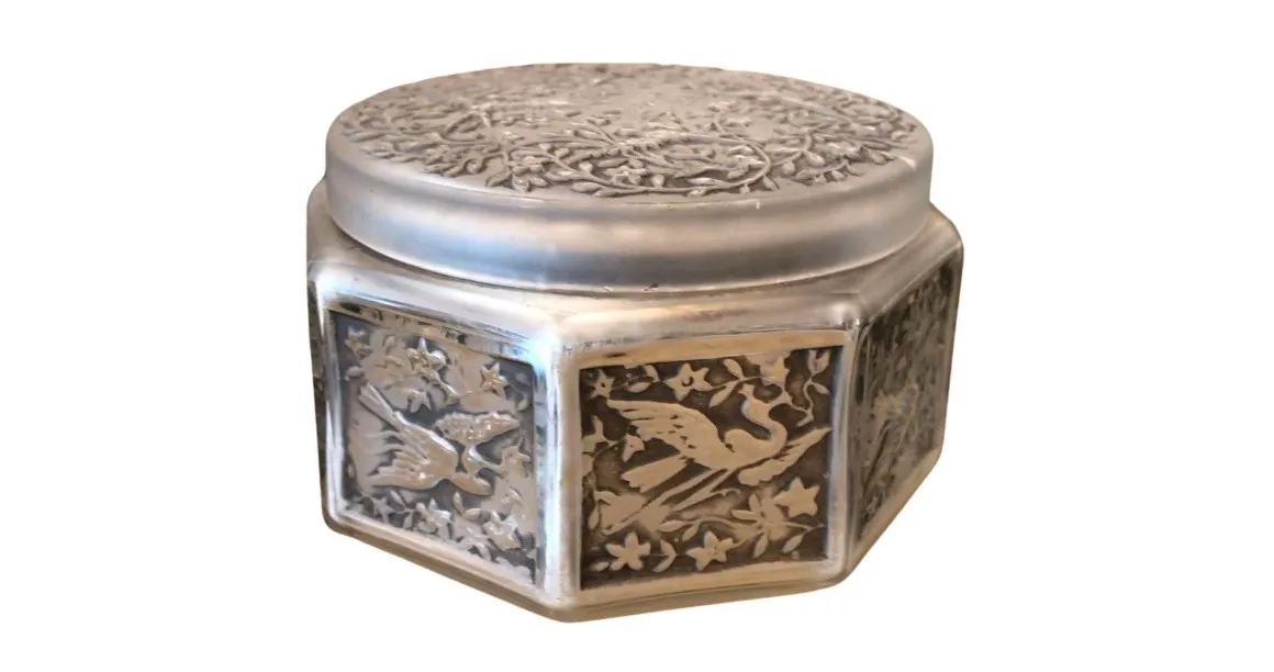 caja antigua con diseño en relieve y tapa redonda