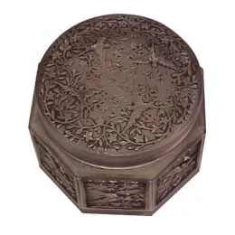 caja antigua de forma octogonal con decoración detallada